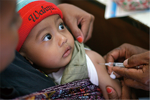 はしかの予防接種を受ける赤ちゃん ©UNICEF/UNI45694/Estey